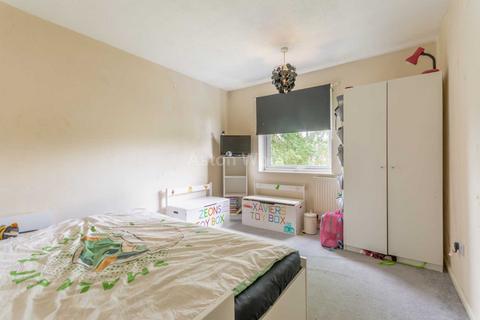 3 bedroom semi-detached house to rent, Helston Drive Nottingham