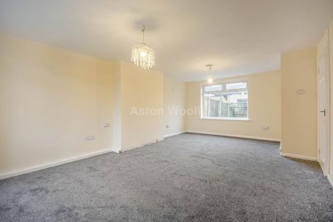 3 bedroom semi-detached house to rent, Helston Drive Nottingham