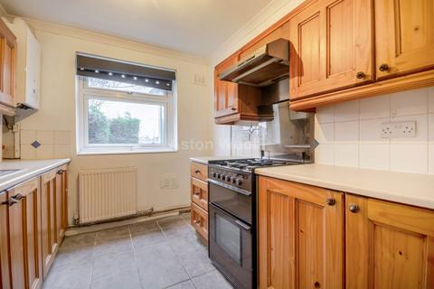 3 bedroom semi-detached house to rent, Helston Drive Nottingham
