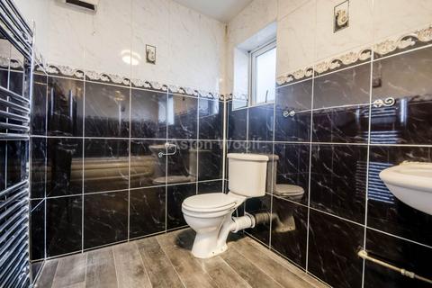 3 bedroom semi-detached house to rent, Helston Drive Nottingham
