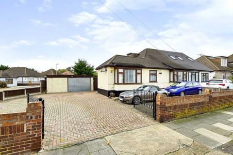 3 bedroom end of terrace house for sale - Tennyson Road, Romford, RM3