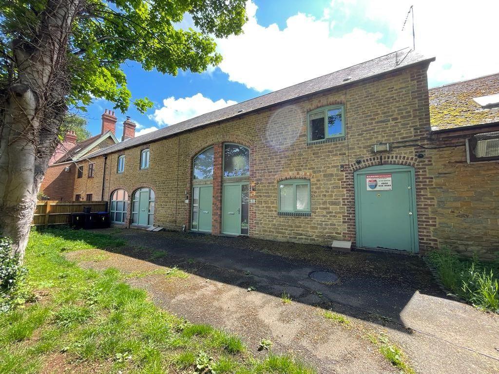 Hamsterly Park, Southfields, Northampton NN3 5DT 2 bed barn conversion