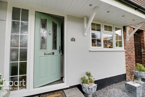 3 Victor Close, Hornchurch, RM12 4XH