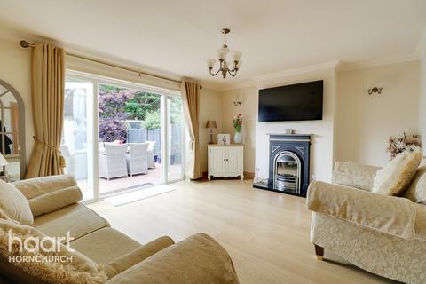 3 Victor Close, Hornchurch, RM12 4XH