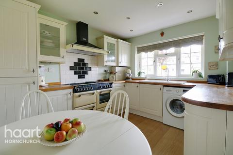 3 Victor Close, Hornchurch, RM12 4XH