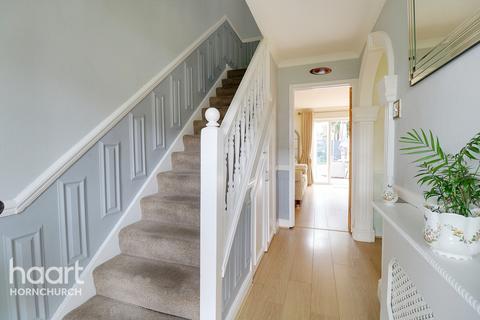 3 Victor Close, Hornchurch, RM12 4XH