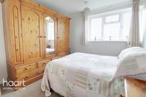 3 Victor Close, Hornchurch, RM12 4XH