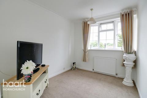 3 Victor Close, Hornchurch, RM12 4XH