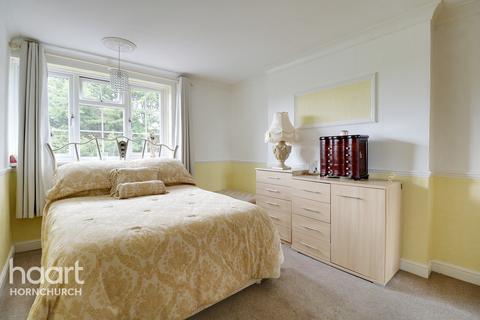 3 Victor Close, Hornchurch, RM12 4XH