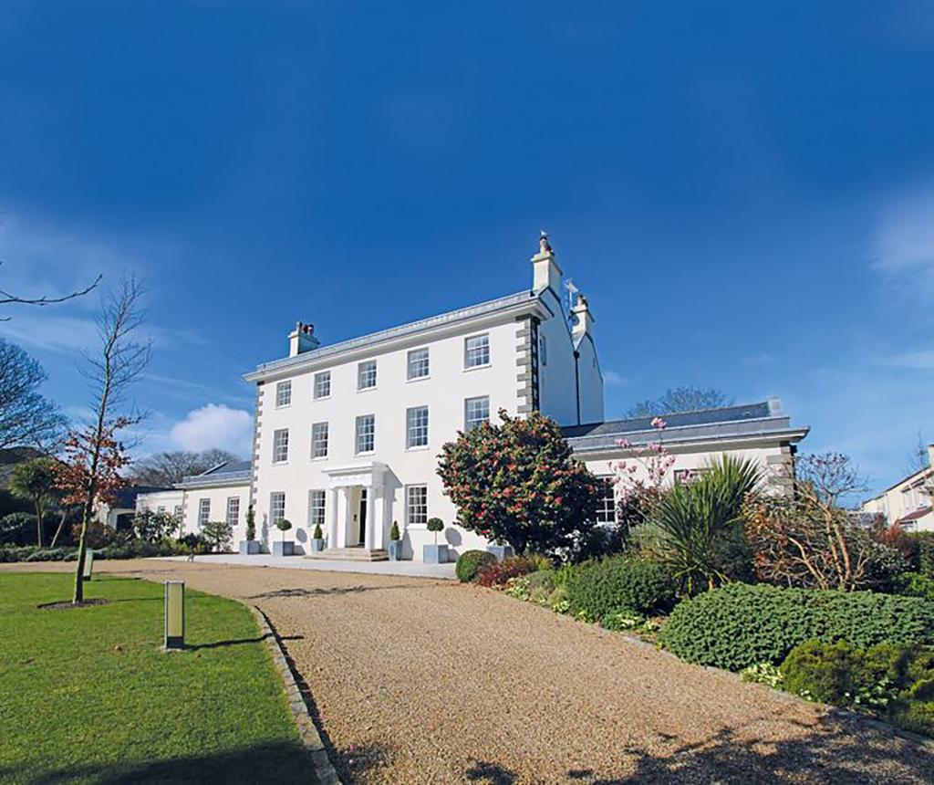 Queens Road, St Peter Port, Guernsey... 2 bed apartment £3,500 pcm (£