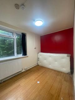 2 bedroom flat to rent - Romford Road, London E12 4EE