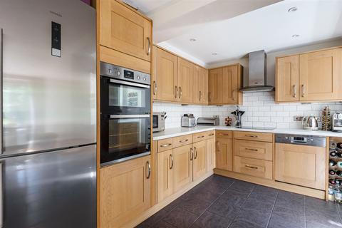 67 Lion Lane, Haslemere, GU27 1JL