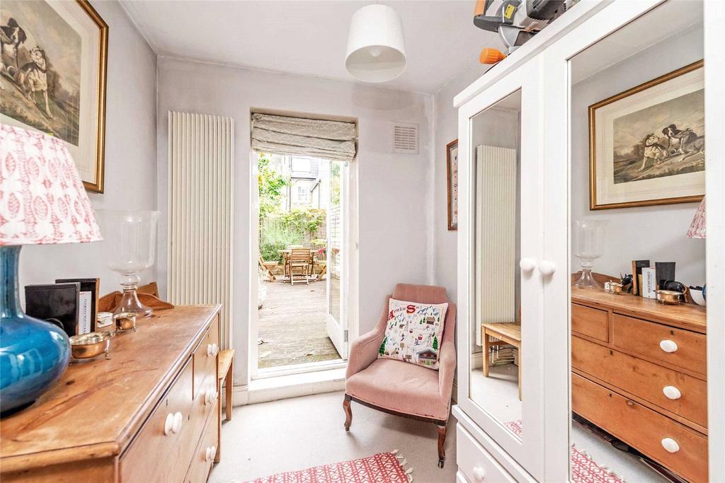 https://media.onthemarket.com/properties/11860464/1518740504/image-5-1024x1024.jpg