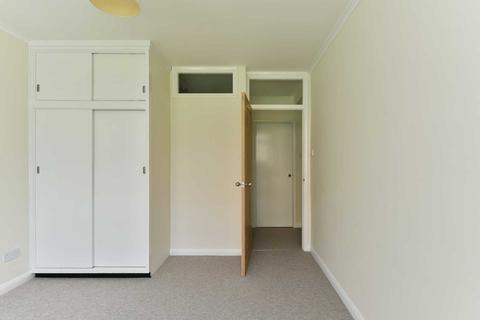 3 bedroom apartment to rent - Avenue Road, Epsom