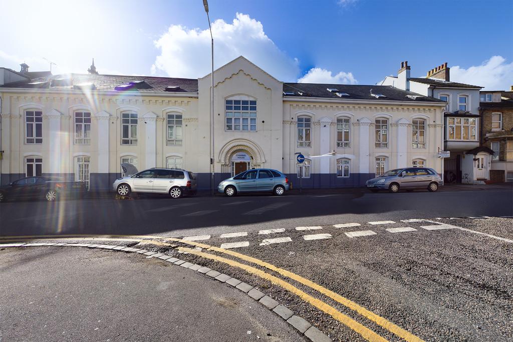 Bradstone Road, Folkestone 2 bed apartment £725 pcm (£167 pw)