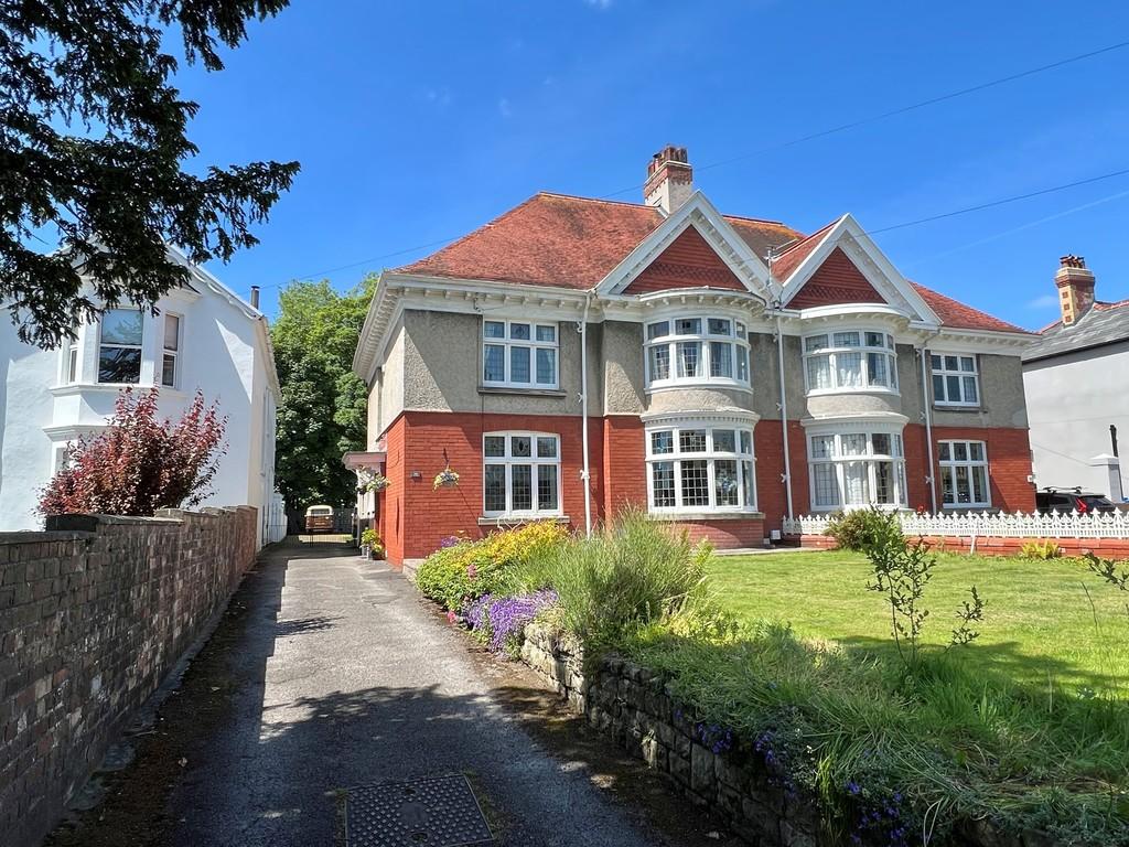 72 Merthyr Mawr Road, Bridgend, Bridgend County Borough, CF31 3NR 4 bed