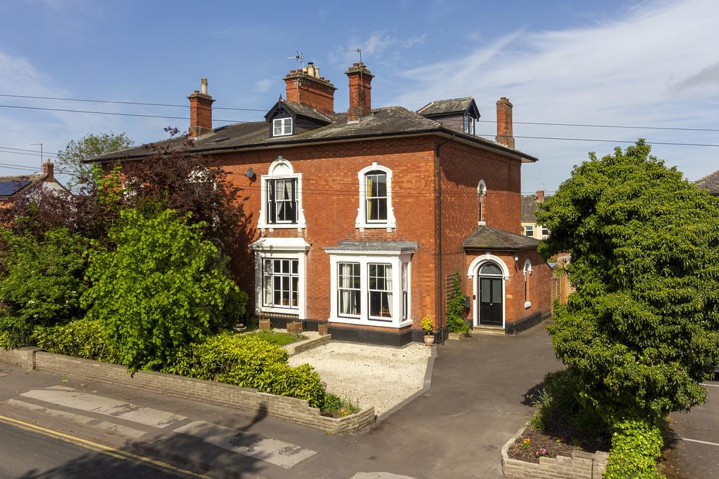 Branston Road, BurtononTrent 7 bed semidetached house £550,000