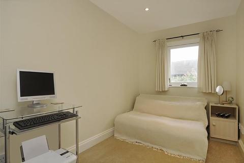 2 bedroom semi-detached house to rent - Mandeville Close, Wimbledon, London, SW20