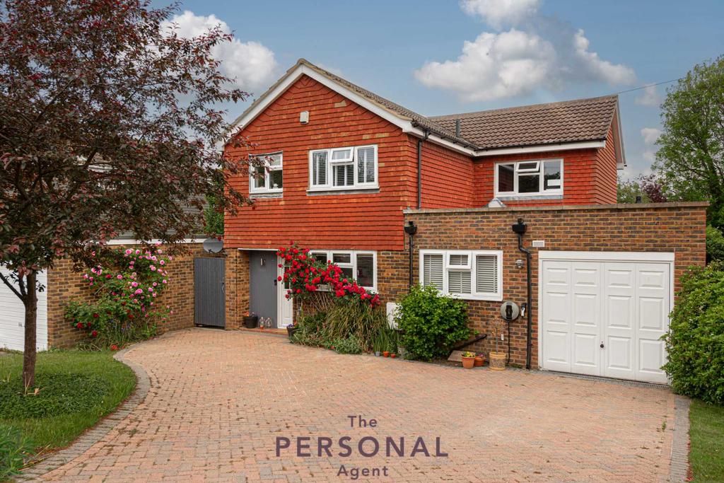 Burghfield, Epsom 4 bed detached house £3,250 pcm (£750 pw)
