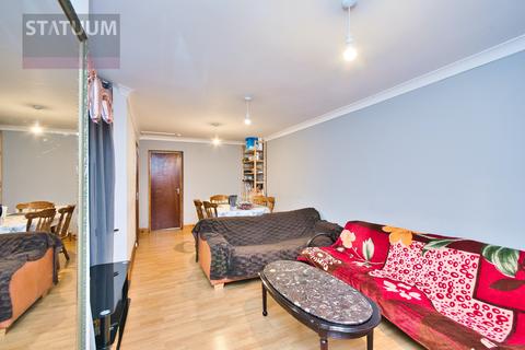 3 bedroom flat to rent - High Road Leytonstone, Lyeton, London, E11