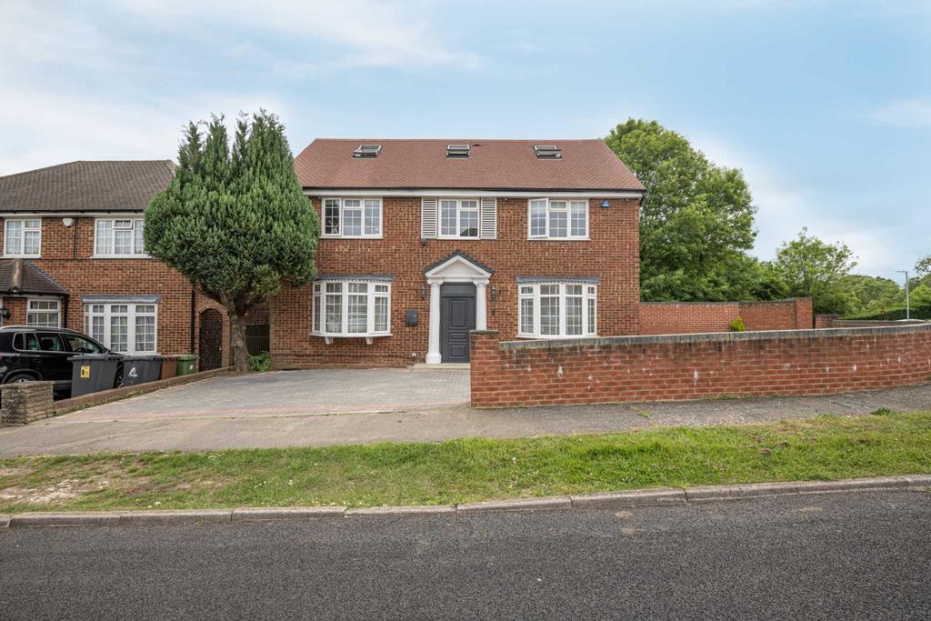 Hartfield Avenue, Elstree 6 bed detached house £1,500,000