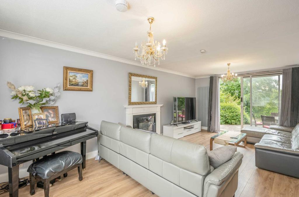 Hartfield Avenue, Elstree 6 bed detached house £1,500,000