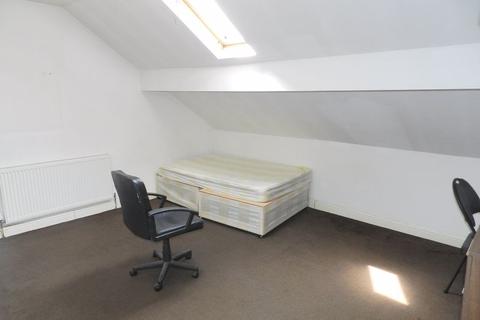 18 Chestnut Avenue, Headingley, Leeds, LS6 1BA
