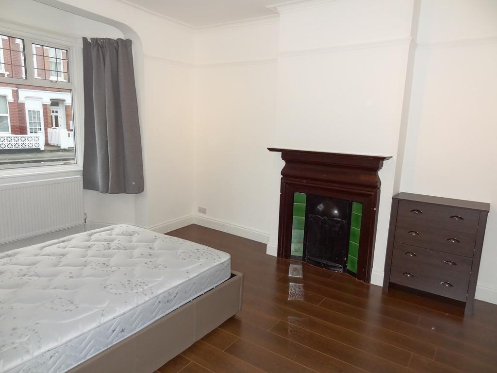 Clive Road, Colliers Wood, London, SW19 4 bed terraced house £2,600