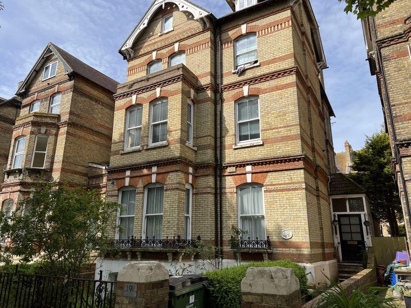 To Let Folkestone 2 bed flat £1,020 pcm (£235 pw)