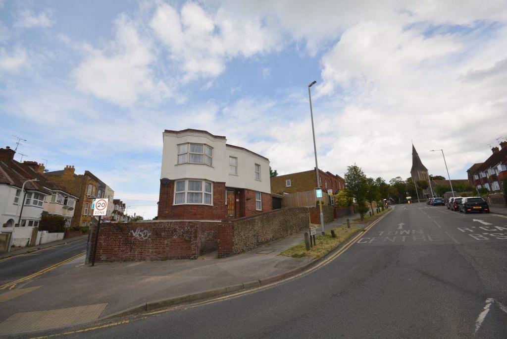 Grosvenor Place, Margate, CT9 1UY 4 bed house £1,250 pcm (£288 pw)