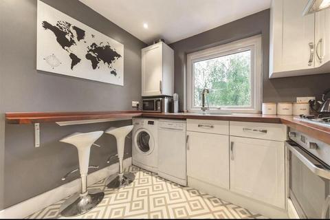 2 bedroom flat to rent, Wadham Road, London