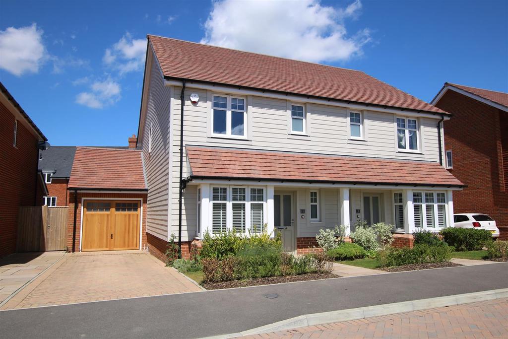 Dereham Way, Horsham 3 bed semidetached house £1,895 pcm (£437 pw)