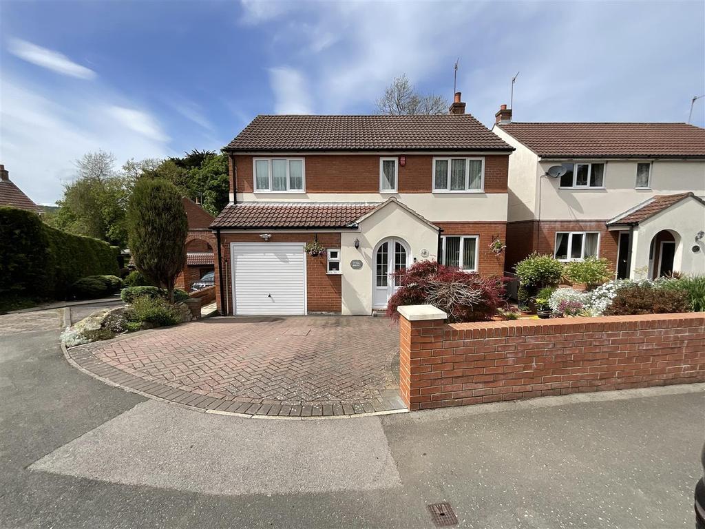 Pinewood Drive, Scarborough 4 bed detached house £300,000
