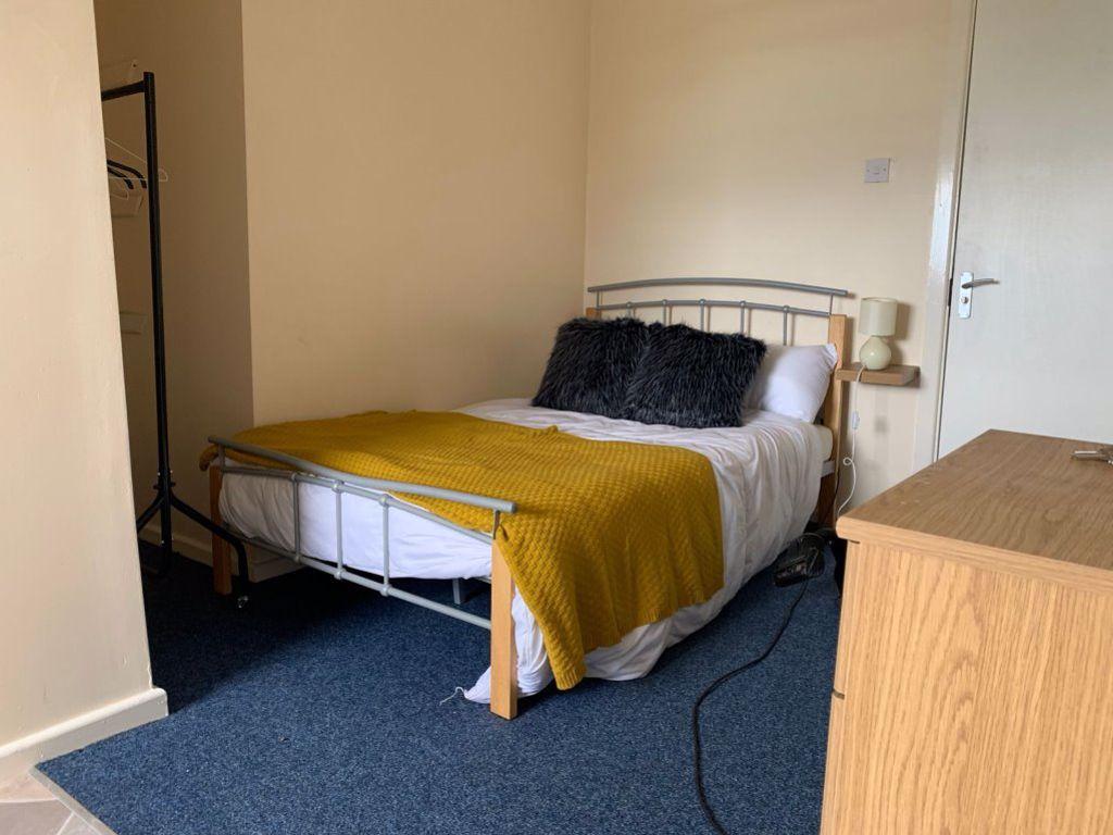 Room with Kitchen in Shared House Studio £450 pcm (£104 pw)