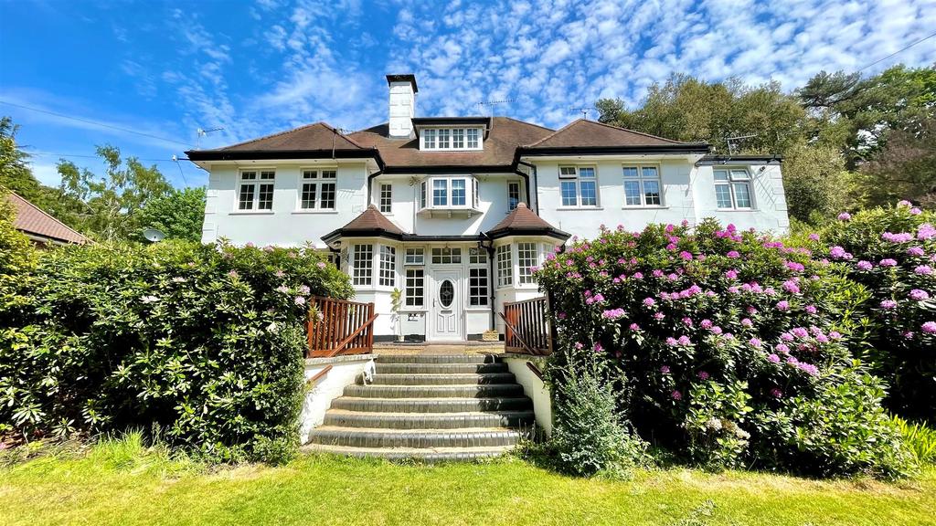 Queens Park Avenue, Bournemouth 2 bed apartment £300,000