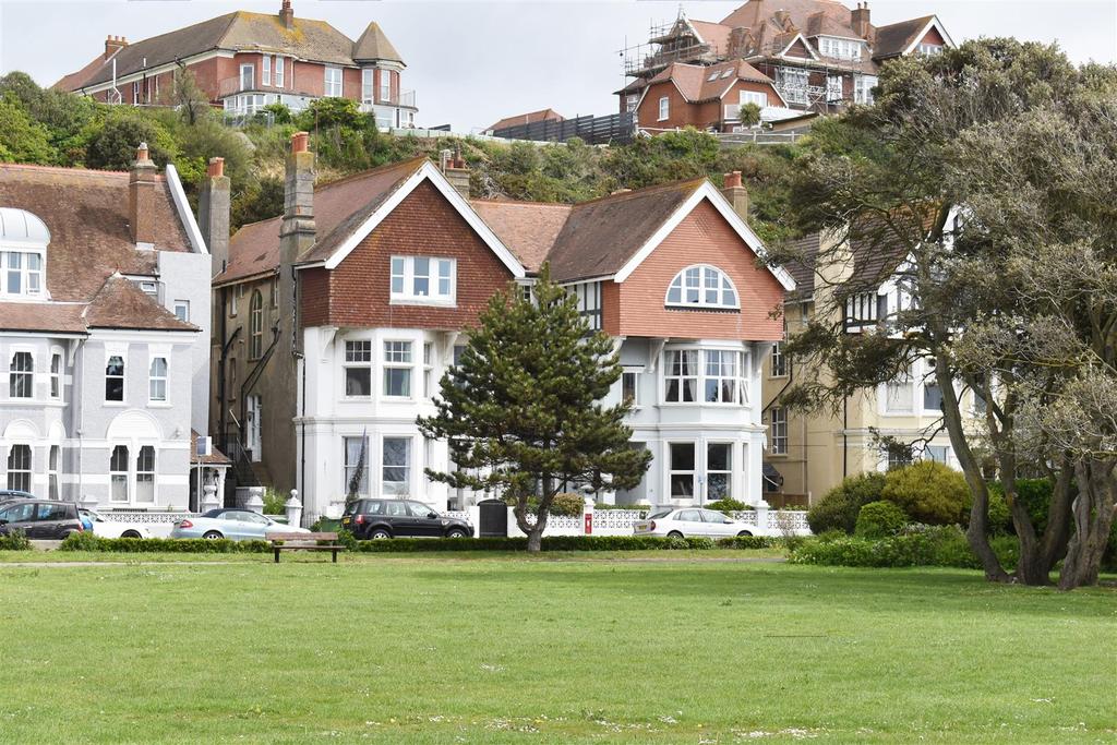 Grosvenor Crescent, St. LeonardsOnSea 2 bed flat £300,000