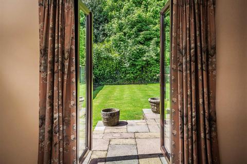 6 The Priory, Godstone, RH9 8NL