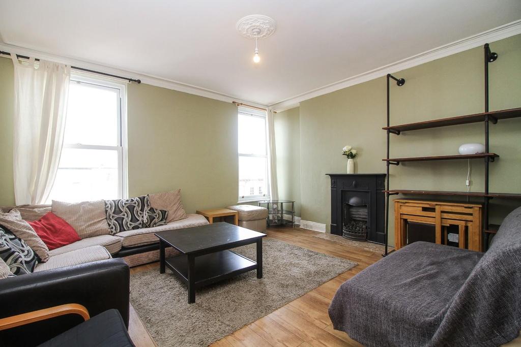 Front Street, Tynemouth, North Shields 2 bed flat £795 pcm (£183 pw)