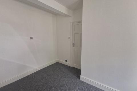 2 bedroom flat to rent, School Road, ReadIng, BerkshIre, RG31