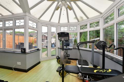 25 De Burgh Gardens, Tadworth, KT20 5LU