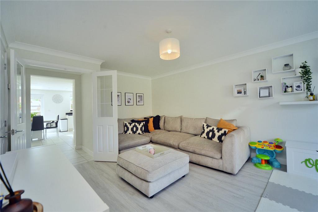 Hayton Crescent, Tadworth, Surrey, KT20 3 bed semidetached house £