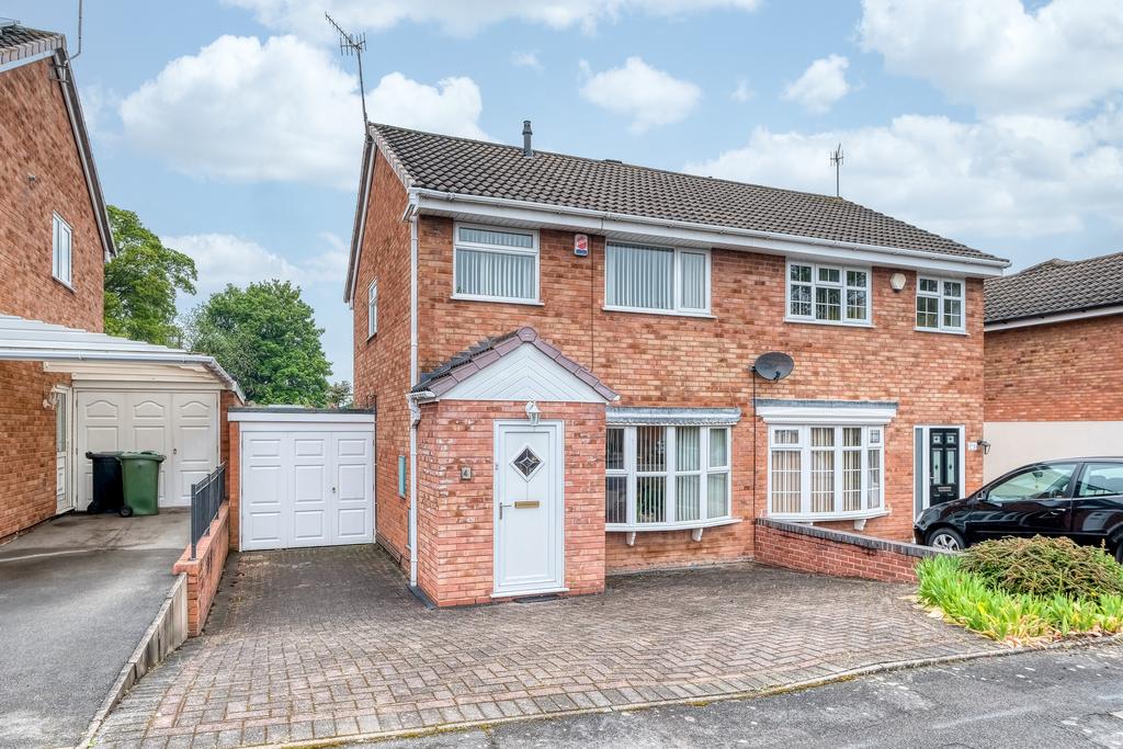 Kilburn Drive, Kingswinford, DY6 7SG 2 bed semidetached house £220,000