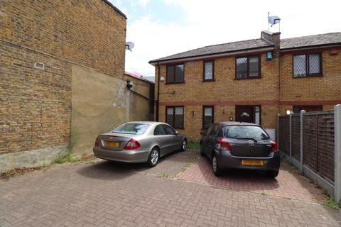 3 bedroom semi-detached house to rent - Hayfield Yard, Stepney Green, London E1