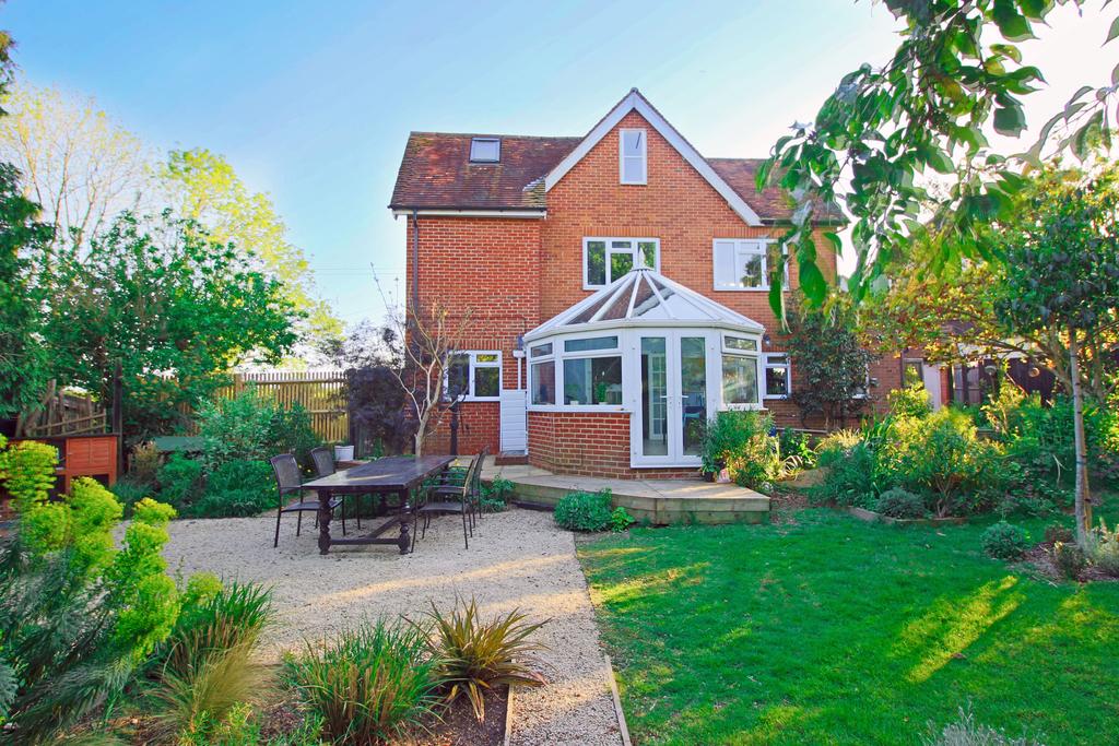 Mill Lane, Sayers Common, West Sussex, BN6 9HN. 4 bed detached house