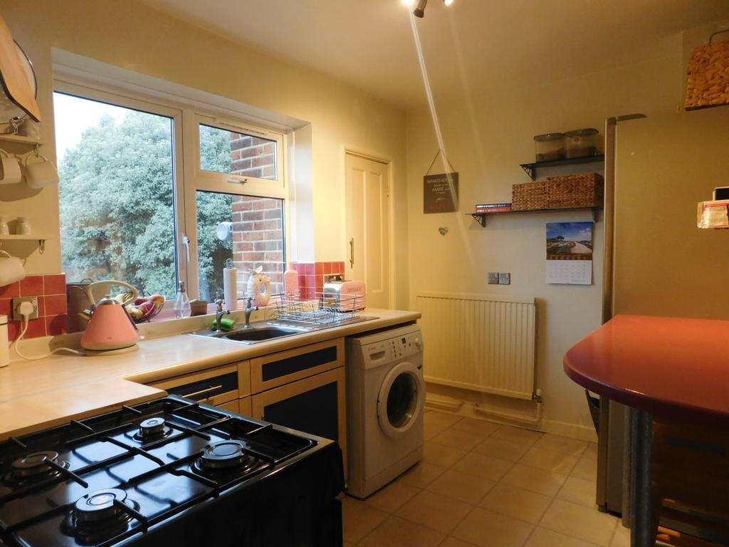 Kennedy Road, Hanwell 1 bed flat £1,150 pcm (£265 pw)
