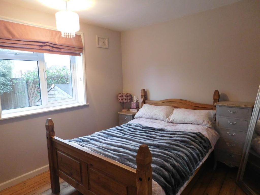 Kennedy Road, Hanwell 1 bed flat £1,150 pcm (£265 pw)