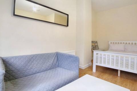 1 bedroom in a flat share to rent - Cannon Street Road, London E1