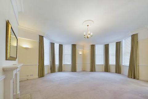 2 bedroom flat to rent, Grand Parade, Eastbourne