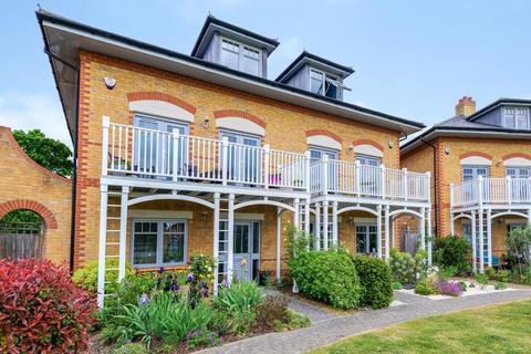 6 Bailes Place, Beckenham, BR3 1BZ