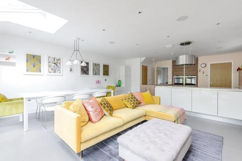 6 Bailes Place, Beckenham, BR3 1BZ